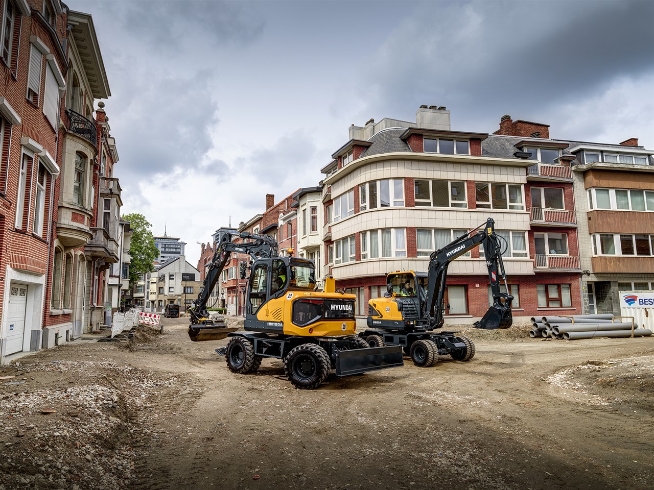 De nieuwe HW100A is de nieuwste aanvulling op onze A-serie graafmachines en is uitstekend gepositioneerd in het populaire 10-tons-segment. Hij biedt een hogere productiviteit in stedelijke bouwlocaties waar de ruimte beperkt is en lage emissies belangrijk zijn.